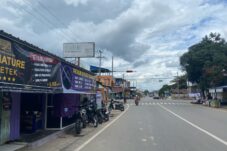 Toleransi Saat Ramadan, Warung Makan Ditutup Tirai
