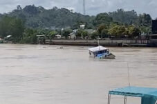 BREAKINGNEWS! Kapal Sembako Asal Maratua Karam di Perairan Sungai Kelay, Warga Bantu Evakuasi