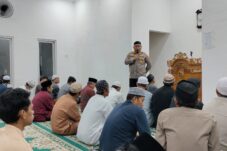 Berbagi Takjil Hingga Isi Ceramah Subuh, Cara Polsek Pulau Derawan Meriahkan Ramadan