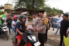 Tebar Kebaikan, Polres Berau dan Awak Media Bagi-bagi Takjil 