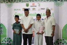 Safari Ramadan PT Berau Coal, Serahkan Beasiswa dan Bantuan UMKM