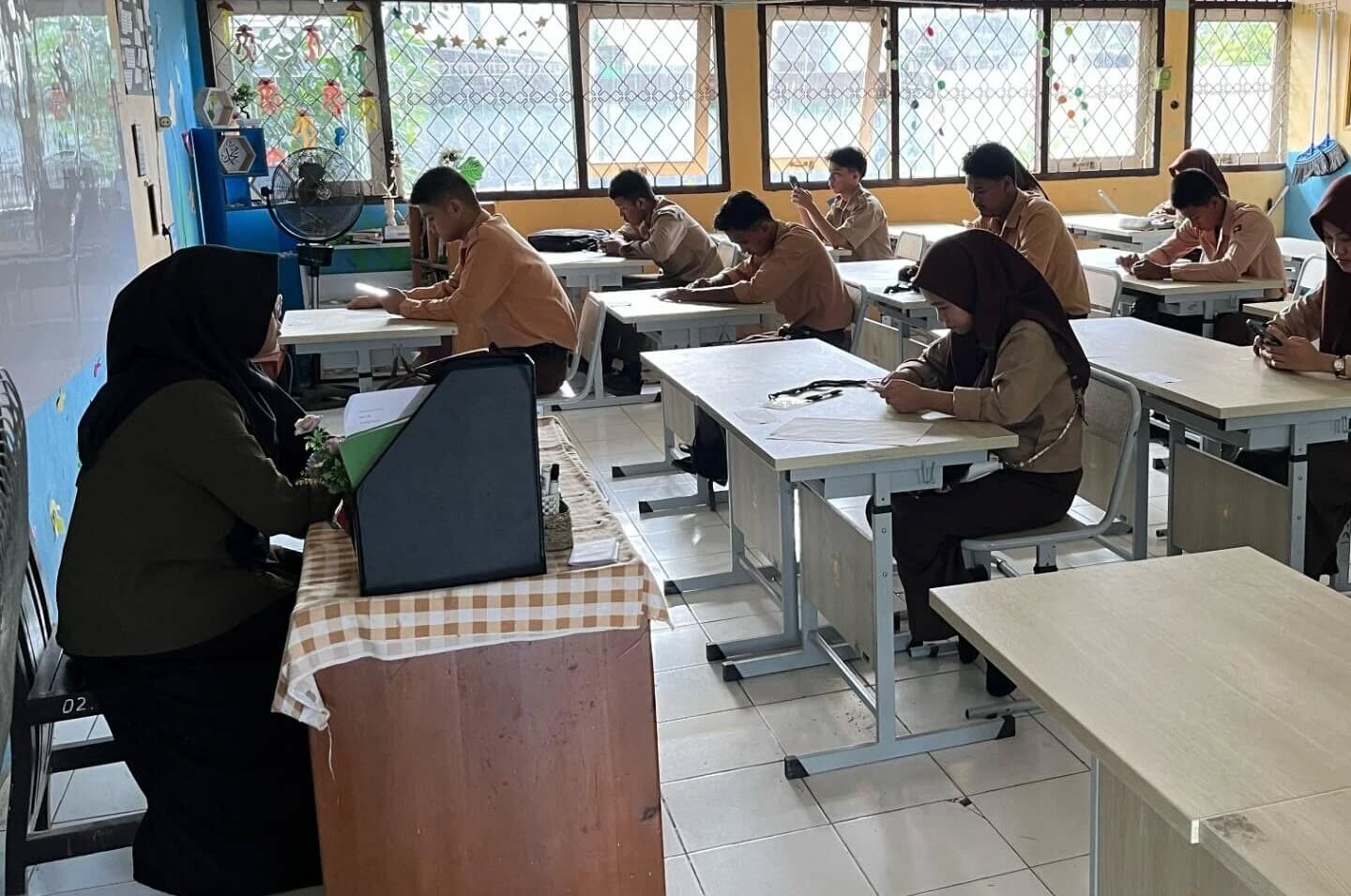 Ilustrasi kegiatan belajar mengajar di salah satu kelas. (Sulaiman)