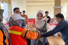 Beri Perhatian ke Pasukan Kuning, Bupati Sri Serahkan Paket Lebaran