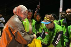 Sahur on the Road, Sri Juniarsih Bagikan Paket Sembako dan Menu Sahur untuk Driver Ojol