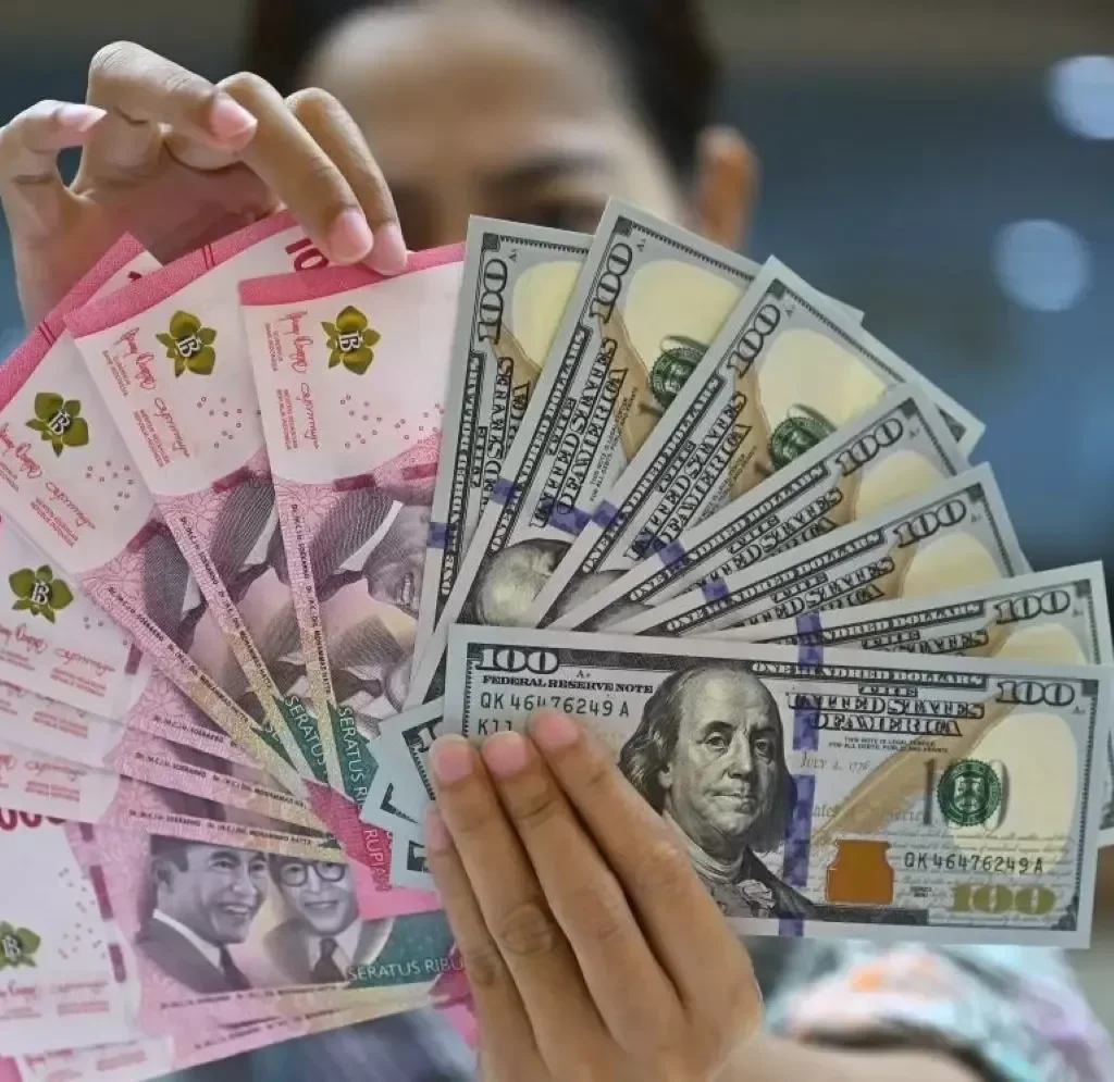 Dolar Kian Perkasa, Rupiah Nyaris Rp17.000