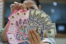 Dolar Kian Perkasa, Rupiah Nyaris Rp17.000