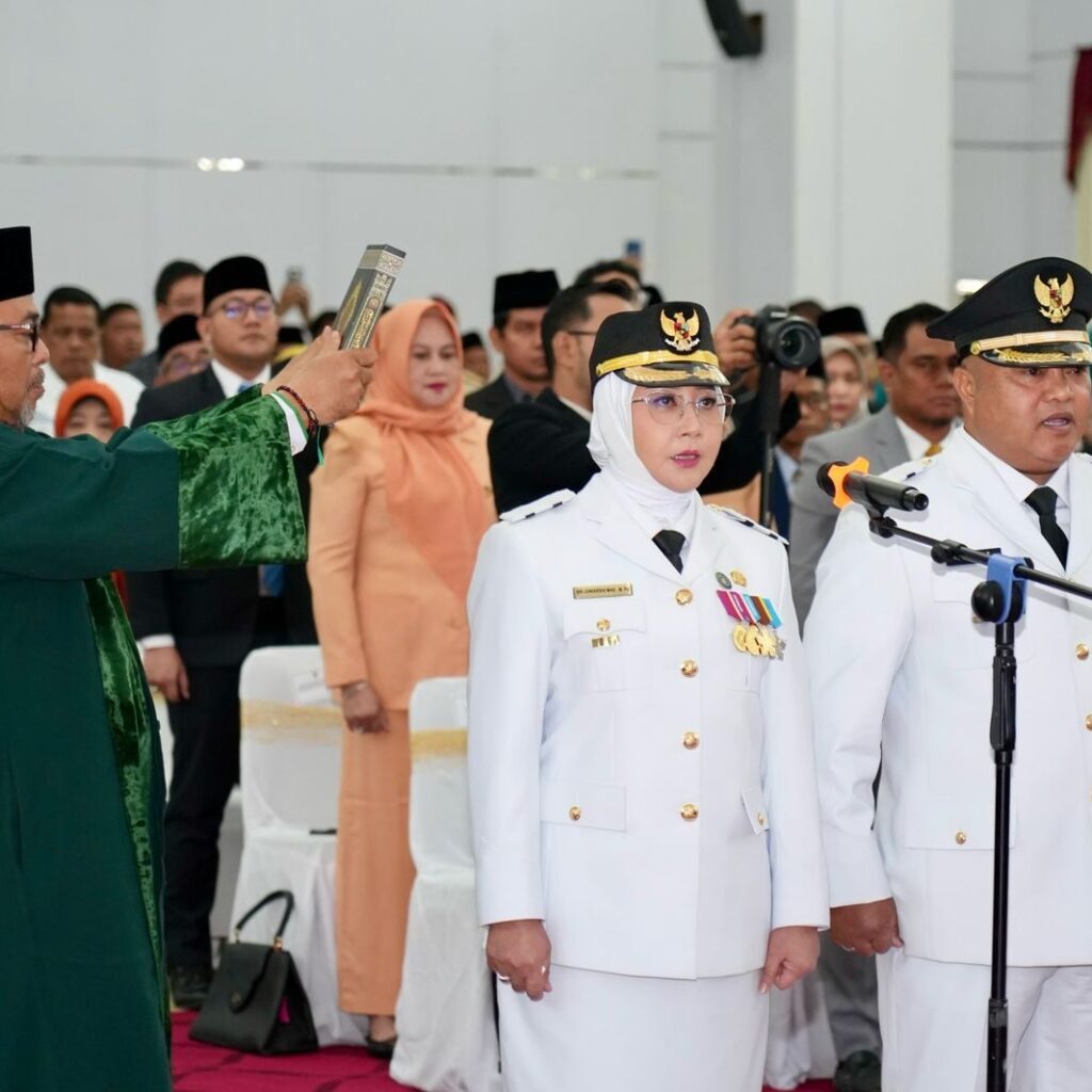 Bupati Berau Sri Juniarsih, bersama wakilnya Gamalis, dilantik oleh Gubernur Kaltim Rudy Mas'ud, di Aula Odah Etam, pada Selasa (15/4/2025). (Sulaiman/BT)