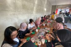 Perempuan Berau Rayakan Hari Kartini Lewat Meronce dan Berkain