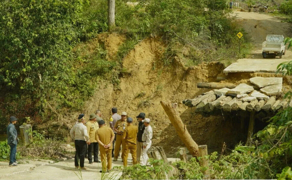 Wabup Gamalis meninjau lokasi jembatan penghubung Kampung Panaan dan Mapulu yang terputus, Senin (26/5/2025).