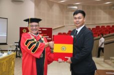 Tawarkan Gagasan Baru soal BUMDes, Edwin Sofyan, Putera Dayak Berau Raih Gelar Doktor