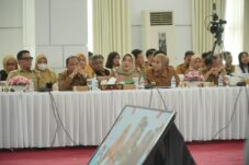 Sri Laporkan Langsung Jalan Putus Pilanjau ke Gubernur Harum