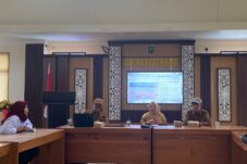 Suasana rapat evaluasi tahunan yang digelar Disnakertrans Berau, Selasa (6/5/2025). (Sulaiman/BT)