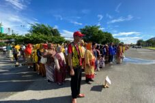 Peserta upacara Hardiknas 2025 di Halaman Kantor Bupati Berau, Rabu (7/5/2025). (Sulaiman/BT)