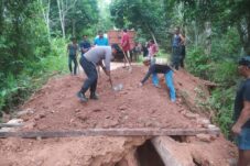 Jalan Utama Kampung Long Beliu Longsor, Warga dan Pak Bhabin Gotong-Royong Lakukan Perbaikan