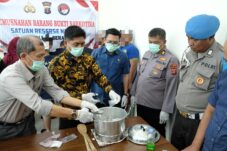 Kasat Resnarkoba Polres Berau, AKP Agus Priyanto, memusnahkan barang bukti narkoba jenis sabu, Jumat (9/5/2025).