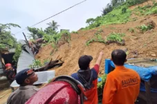 Hujan Deras Sejak Subuh, Satu Keluarga di Samarinda Tertimbun Longsor