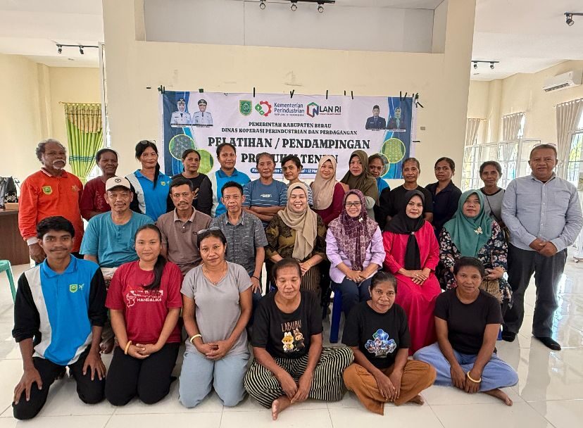 Peserta pelatihan dan pendampingan produksi tenun di Sentra Tenun Sukan.