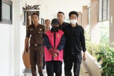 Tersangka korupsi di Dinas Kesehatan, SN, dibawa petugas di Kejari Berau belum lama ini.
