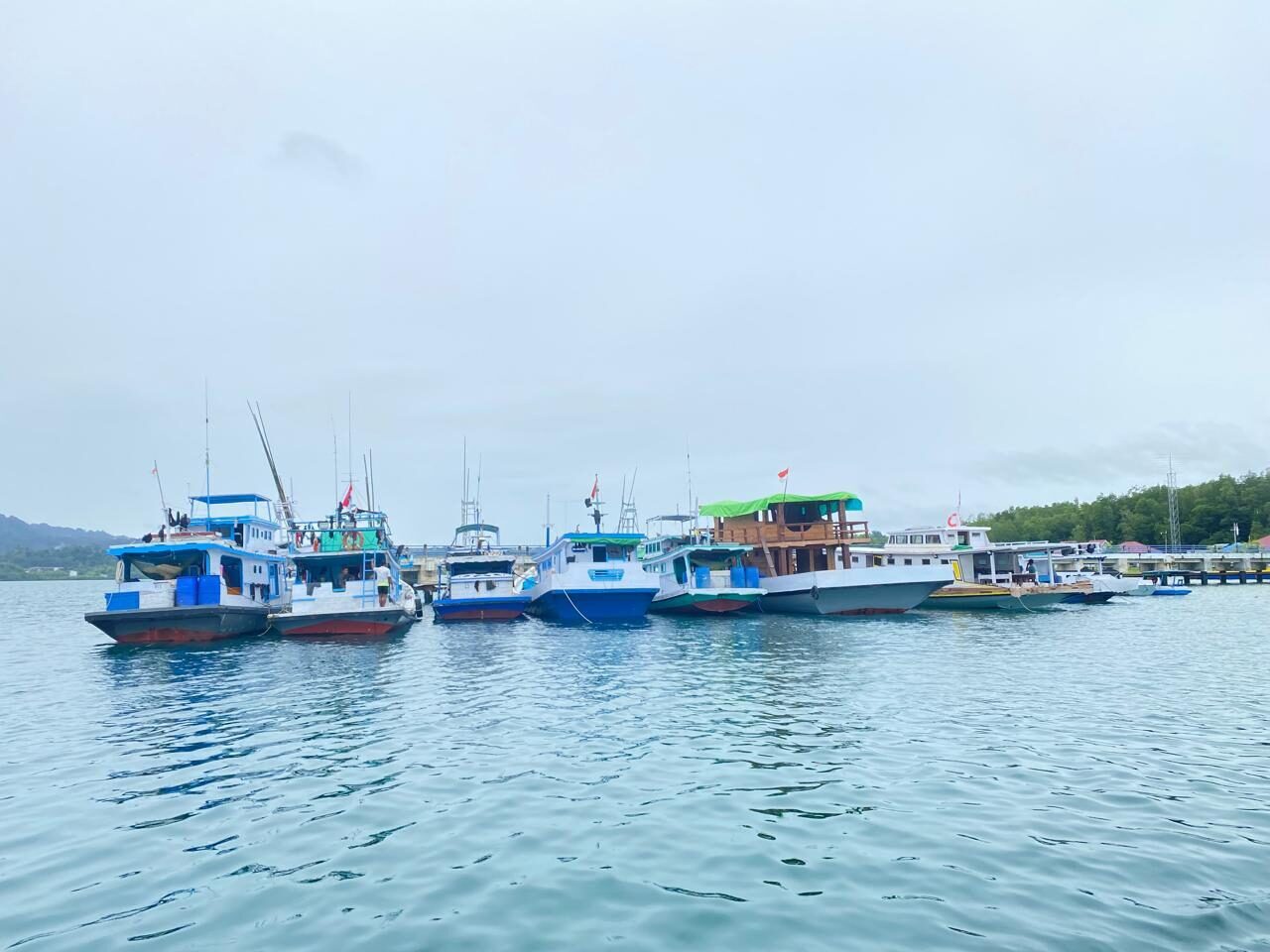 Kapal nelayan Biduk-Biduk saat tambat di Dermaga Teluk Sulaiman.