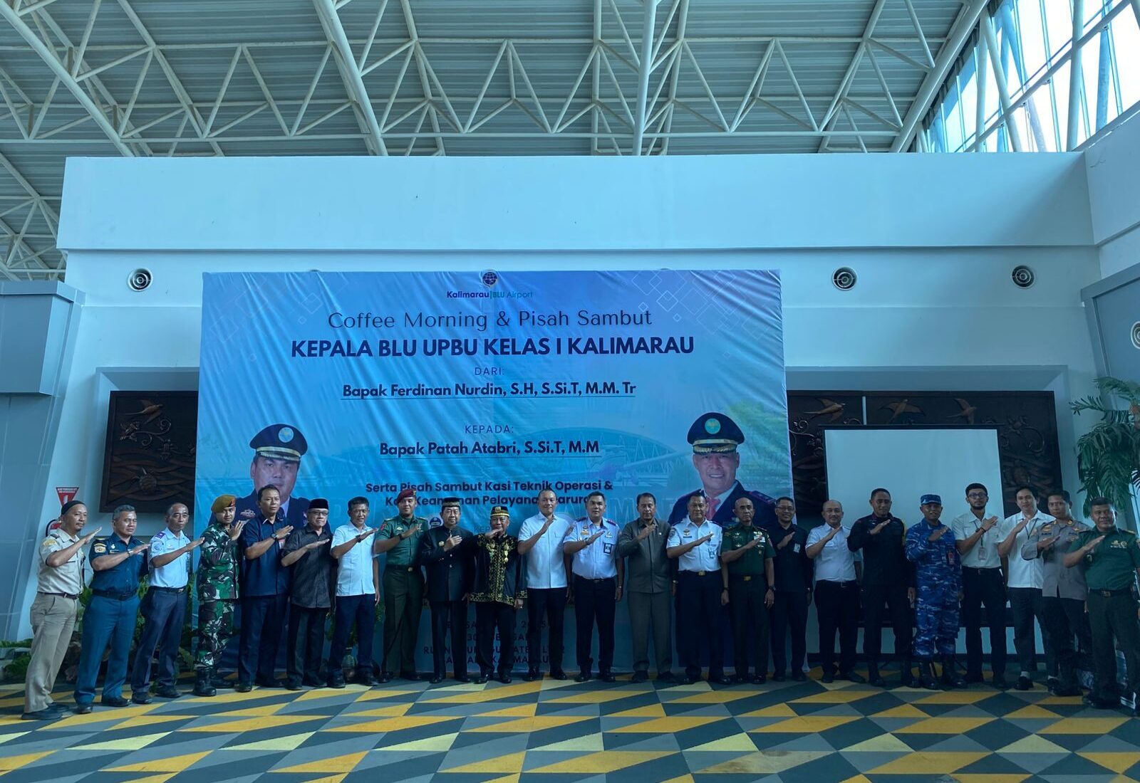 Sejumlah pejabat dan tokoh daerah Berau hadir di coffee morning dan pisah sambut Kepala BLU UPBU Bandara Kelas I Kalimarau dari Ferdinan Nurdin ke Patah Atabri di Gedung Utama Bandara Kalimarau, Selasa (20/5/2025). (SULAIMAN/BT)