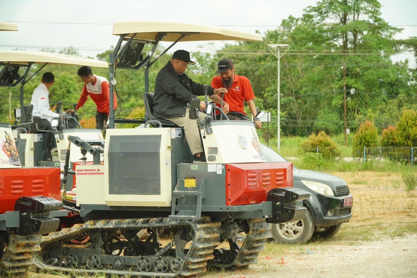 Wakil Bupati Berau, Gamalis, saat menaiki salah satu traktor petani yang diberikan langsung ke Brigade Pertanian, beberapa waktu lalu. (Istimewa)