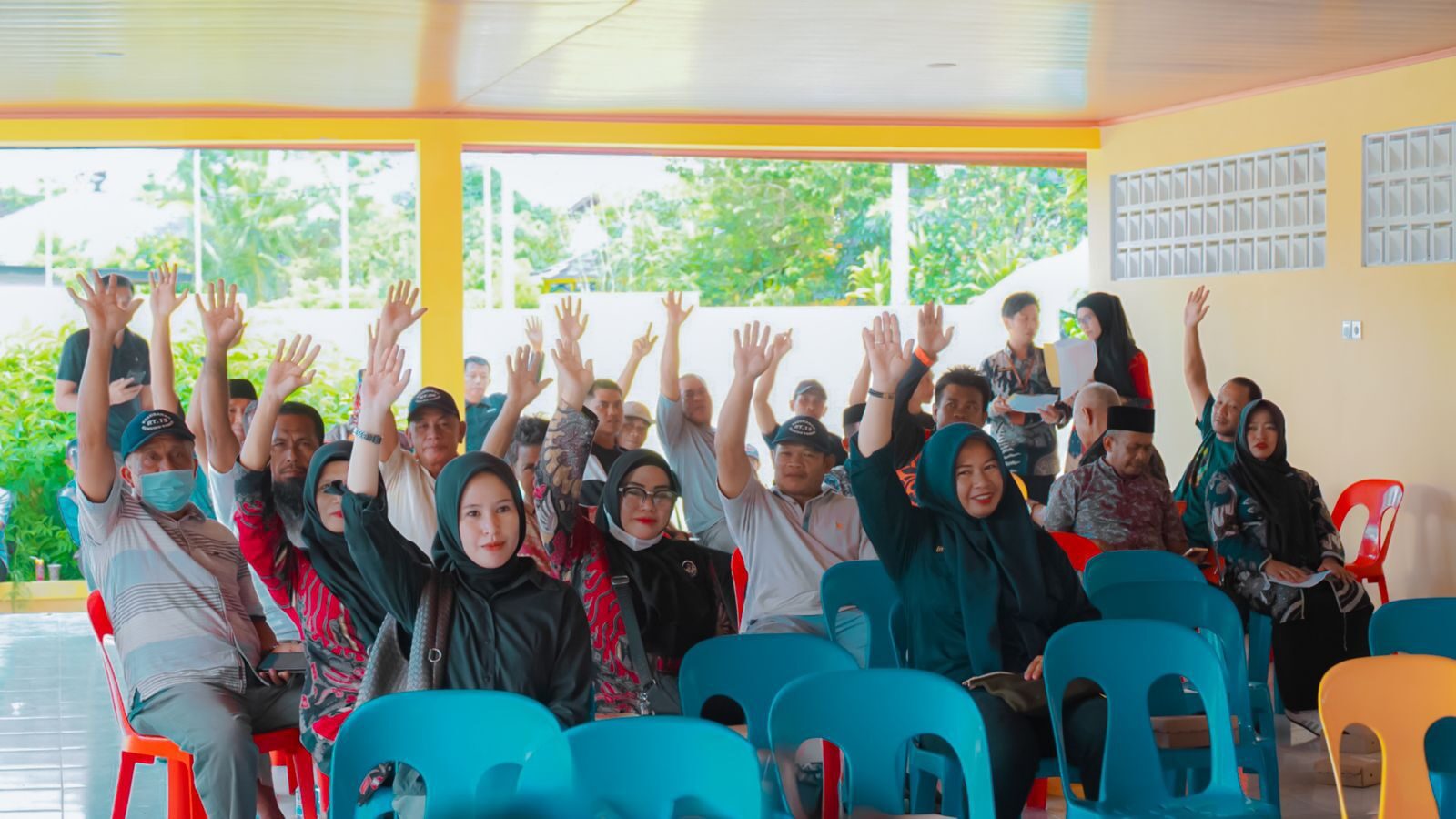 Antusias masyarakat Kelurahan Gunung Tabur menyambut pendirian Koperasi Merah Putih, Kamis (22/5/2025).