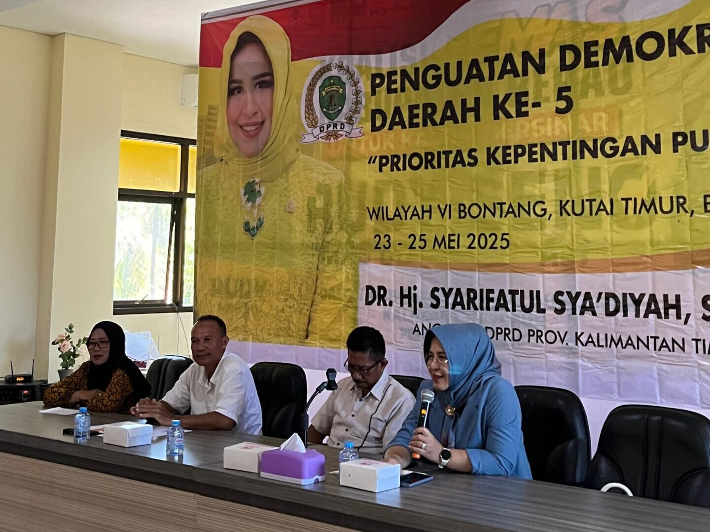 Anggota DPRD Kaltim, Syarifatul Syadiah, bersama dua praktisi kebijakan publik, Hermansyah dan Ahmad Baedowi, saat sosialisasi penguatan demokrasi daerah kelima di Tanjung Redeb. (Istimewa)