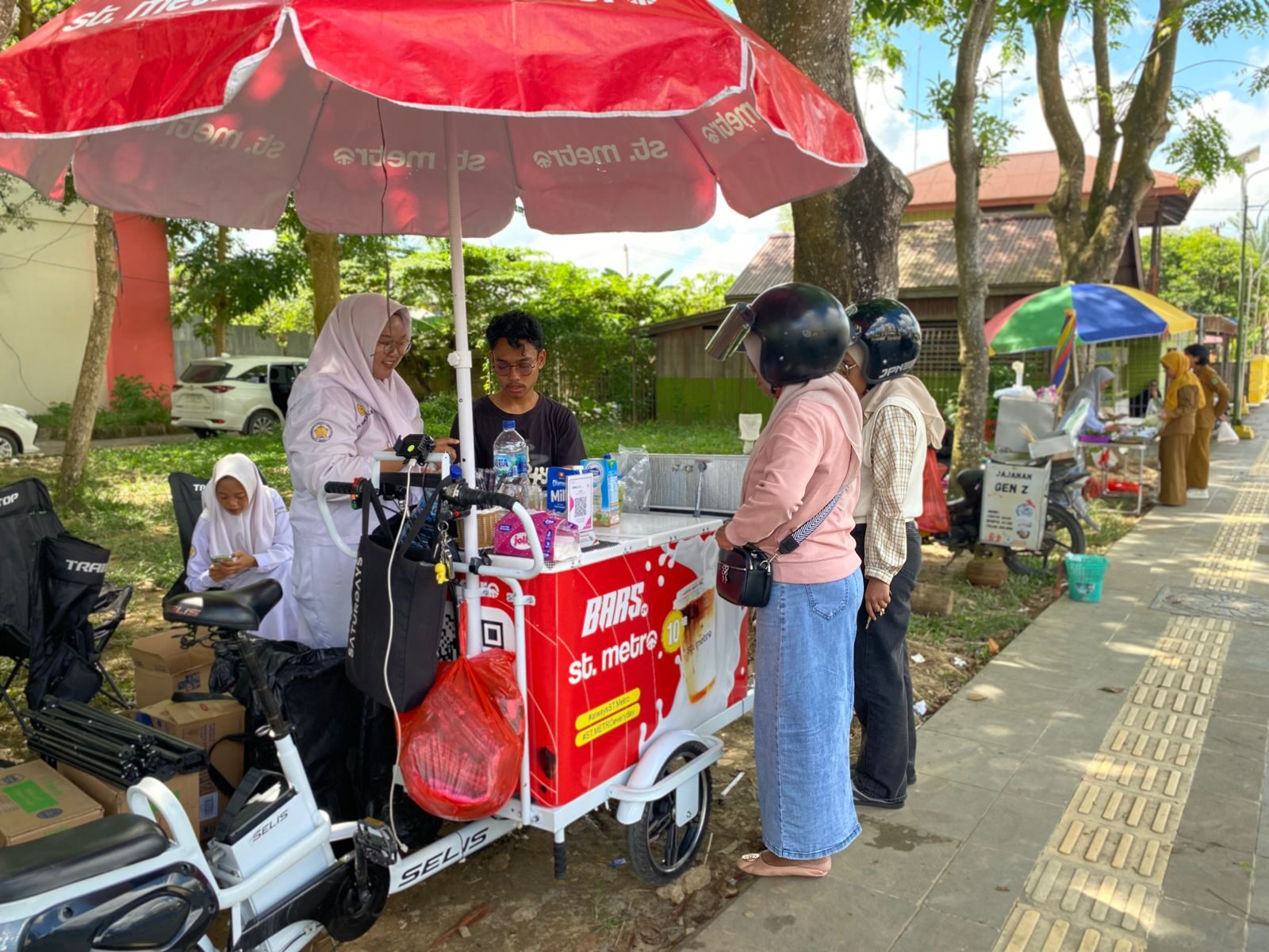 Gerobak kopi keliling St Metro di Jalan Pemuda. (Sulaiman/BT)
