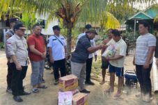 Saling Berbagi Tugas, Gamalis Pastikan Dua Truk Bantuan Logistik Tersalurkan ke Warga Long Laai dan Long Ayan