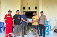 Temui Korban Banjir di Long Ayap, Dedy Okto Serahkan Bantuan Sembako