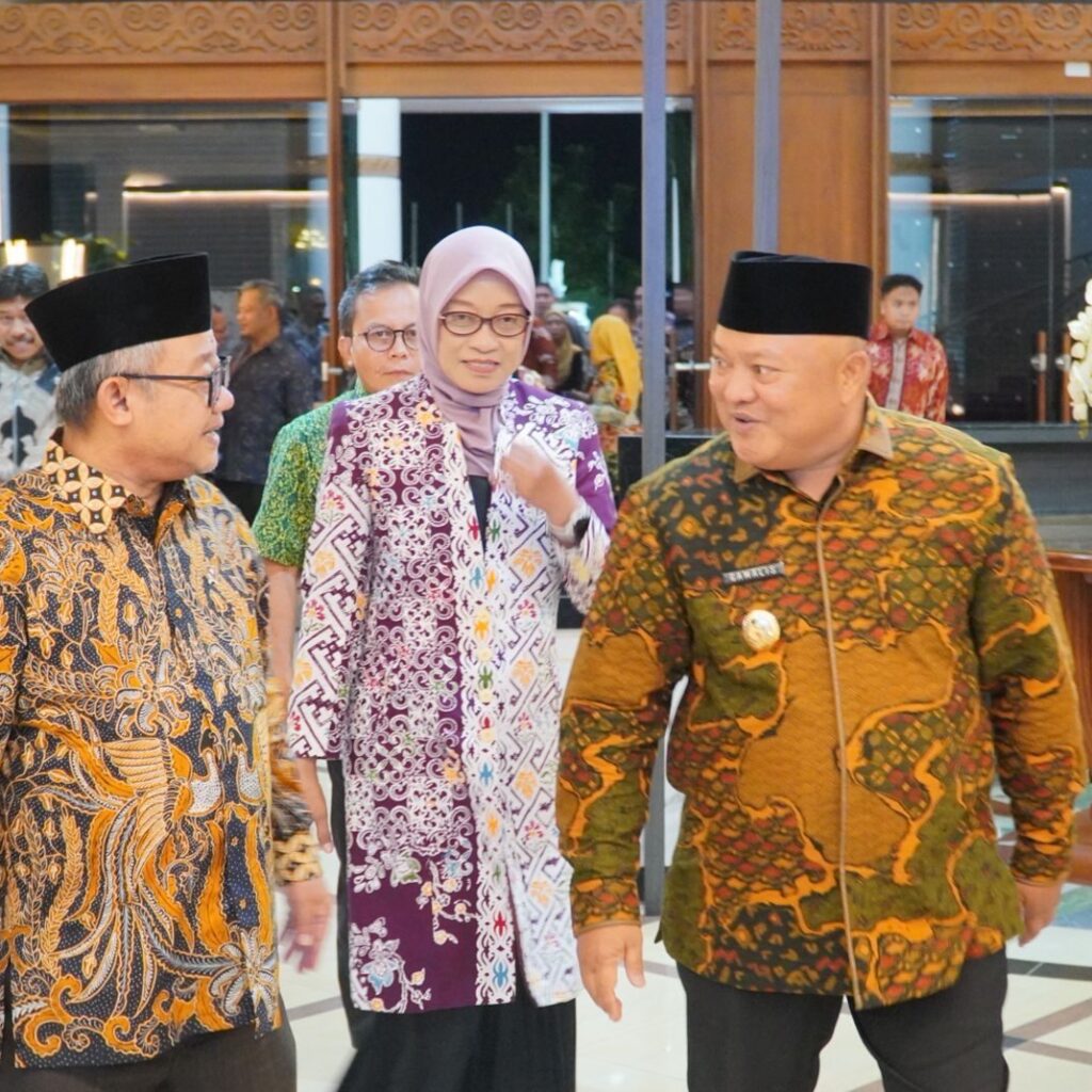 Wakil Bupati Berau, Gamalis, bersama Menteri Pendidikan Dasar dan Menengah, Abdul Mu’ti, dan Sekretaris Provinsi Kaltim, Sri Wahyuni. (Prokopim)
