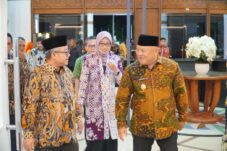 Wakil Bupati Berau, Gamalis, bersama Menteri Pendidikan Dasar dan Menengah, Abdul Mu’ti, dan Sekretaris Provinsi Kaltim, Sri Wahyuni. (Prokopim)