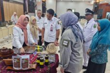 Bupati Berau Sri Juniarsih promosikan produk unggulan Kampung Dumaring kepada juri lomba dan Kepala DPMD Kaltim, Rabu (18/6/2025). (Prokopim)