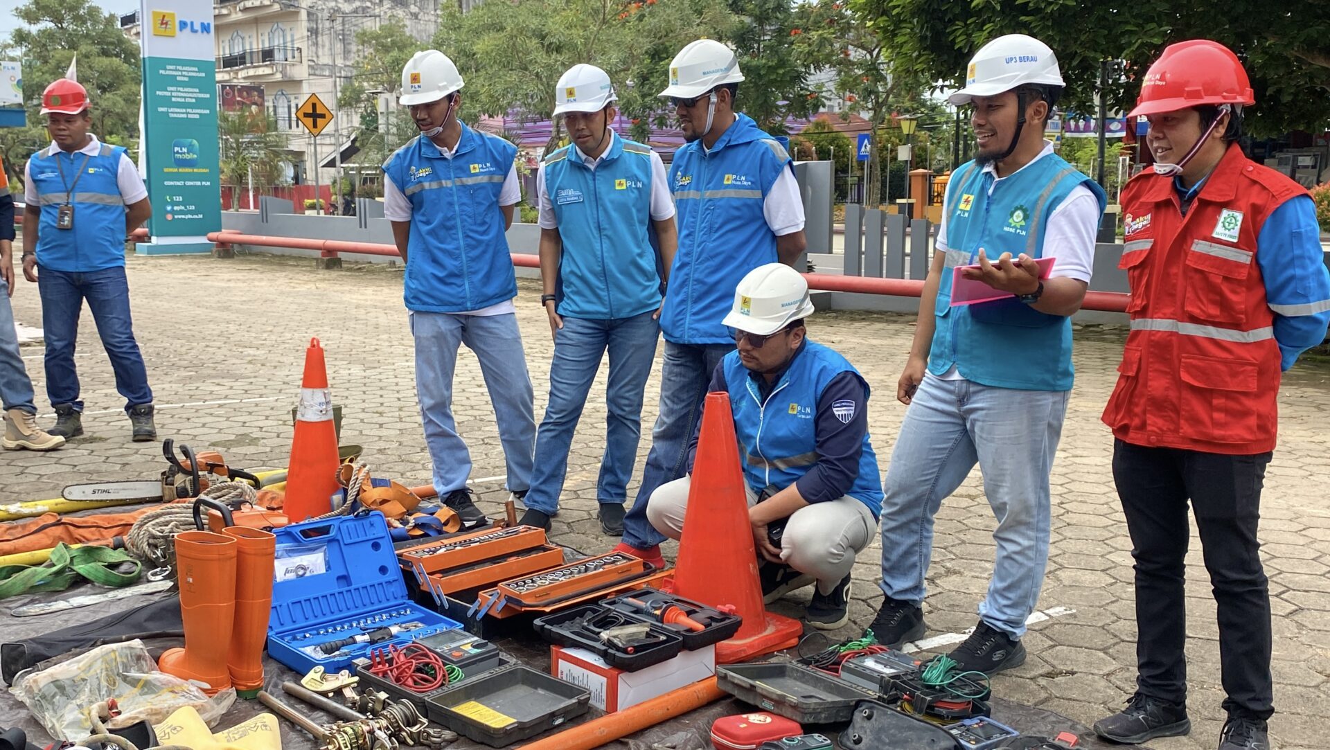 Manager PLN UP3 Berau, Rizki Rhamdan Yusup, mengecek seluruh peralatan siaga keandalan listrik selama Hari Raya Iduladha tahun ini. (Istimewa)
