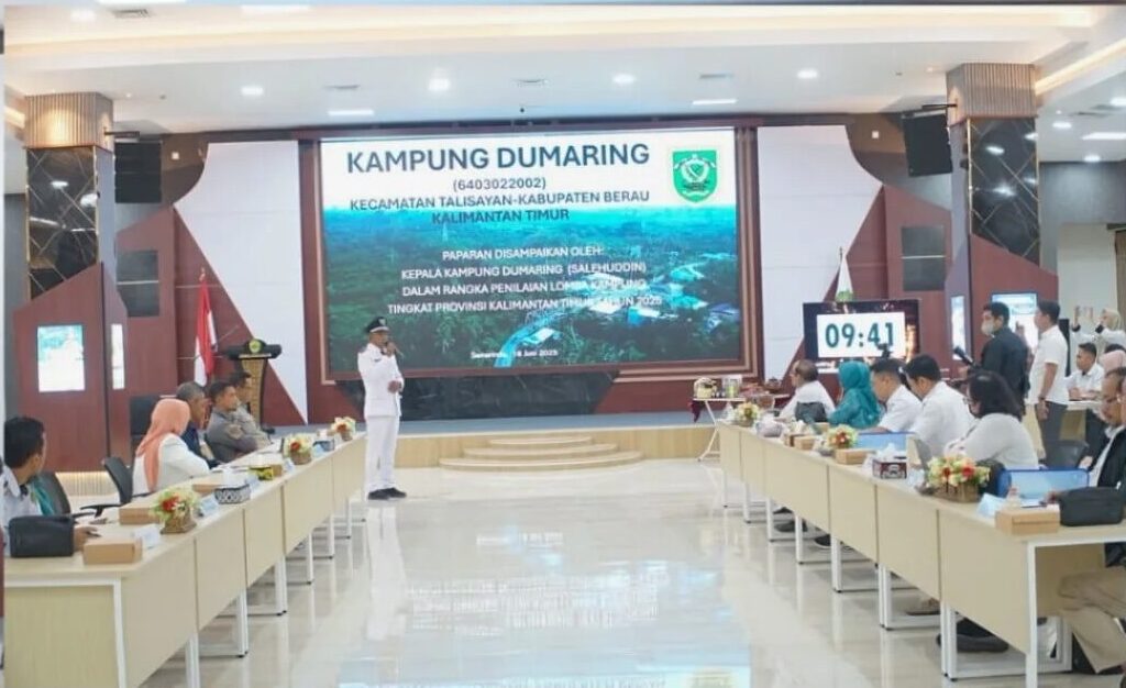 Kepala Kampung Dumaring, Salehuddin, didampingi Bupati Berau, Sri Juniarsih, melakukan pemaparan di hadapan tim penilai Lomba Desa Tingkat Provinsi Kalimantan Timur di Aula Desa Mandiri, Kantor DPMD Kaltim, Samarinda, Rabu (17/5/2025).