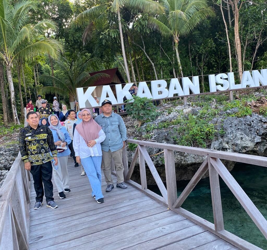 Bupati Berau, Sri Juniarsih, saat berkunjung ke Pulau Kakaban beberapa waktu lalu. (Sulaiman/BT)