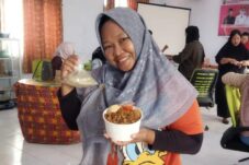 Sundari Alawiyah, Perempuan di Balik Kuliner Rumahan di Bandara Kalimarau