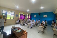 Proses belajar mengajar di SMPN 1 Biduk-Biduk tetap berlangsung, Senin (2/6/2025), meski pintu gerbang sekolah kembali digembok orang yang klaim ahli waris tanah.