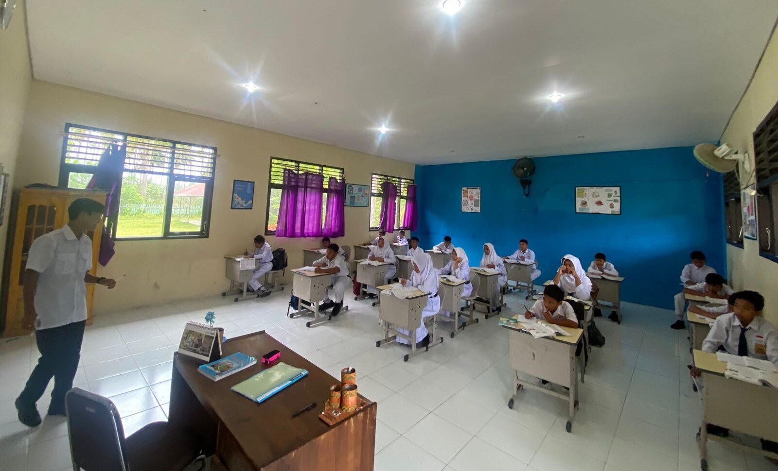 Proses belajar mengajar di SMPN 1 Biduk-Biduk tetap berlangsung, Senin (2/6/2025), meski pintu gerbang sekolah kembali digembok orang yang klaim ahli waris tanah.