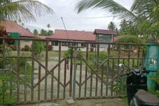 Kondisi SMPN 01 Biduk-Biduk yang gerbangnya digembok orang yang klaim sebagai ahli waris, Selasa (3/6/2025). (Istimewa)