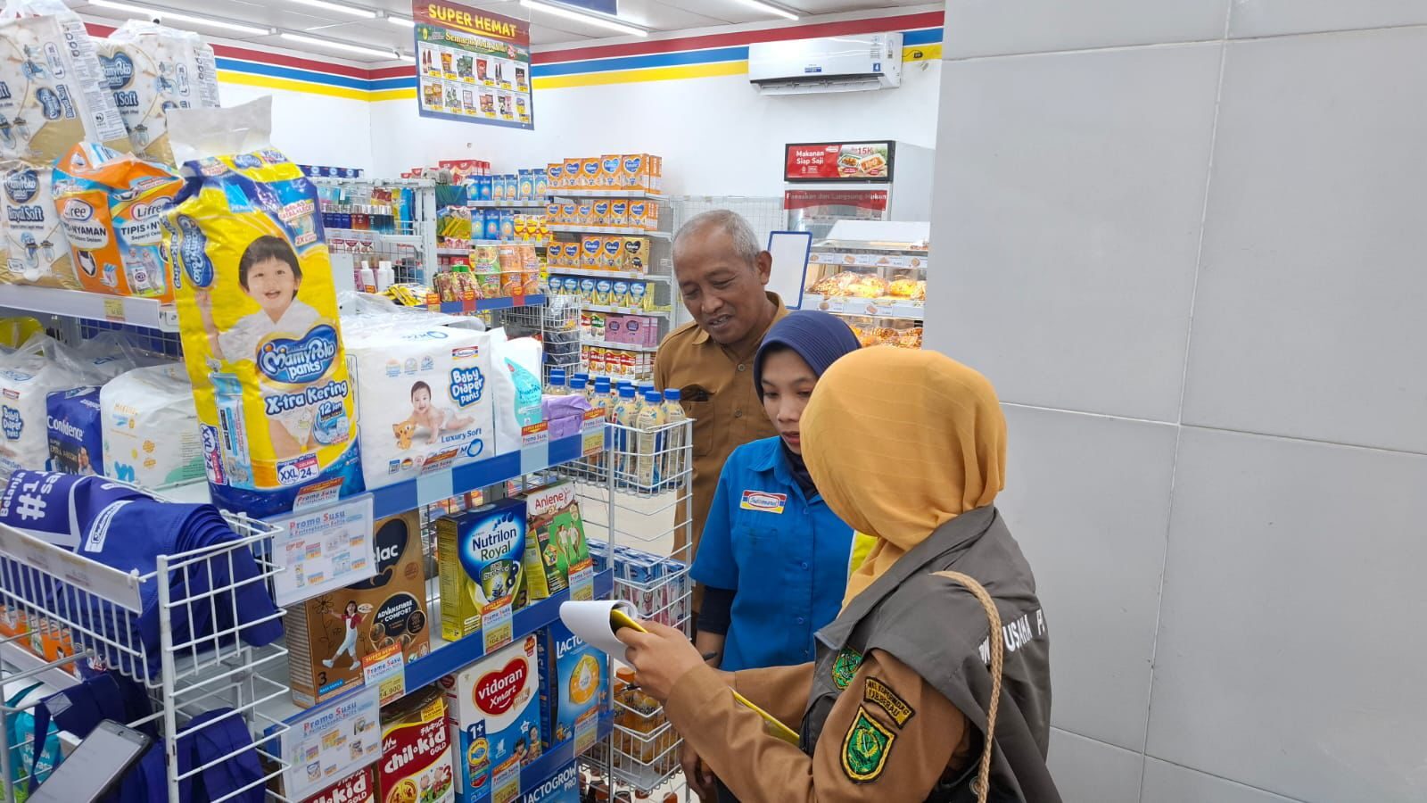 Diskoperindag Berau melakukan sidak di sejumlah swalayan, Selasa (3/6/2025), untuk memastikan sudah tidak ada lagi produk non halal yang beredar.