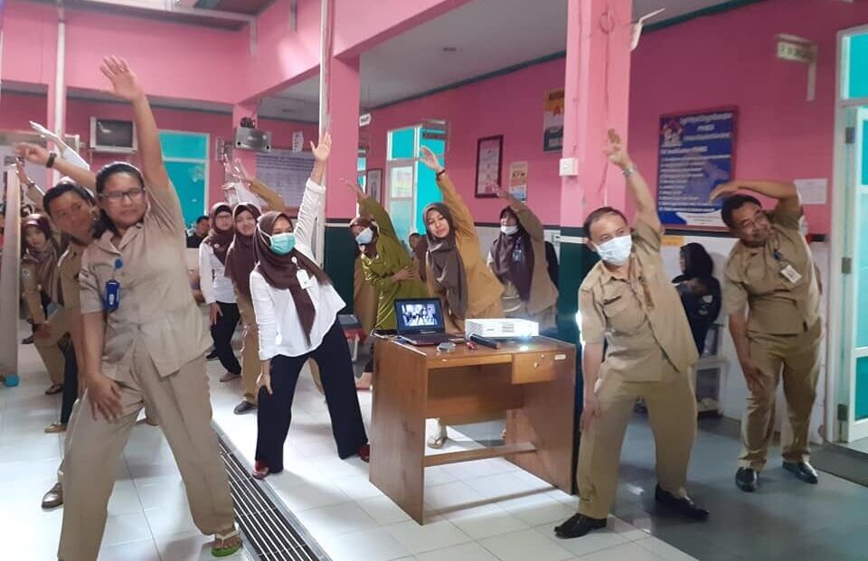 Senam peregangan yang digelar di kantor UPTD Puskesmas Kampung Bugis. (Istimewa)