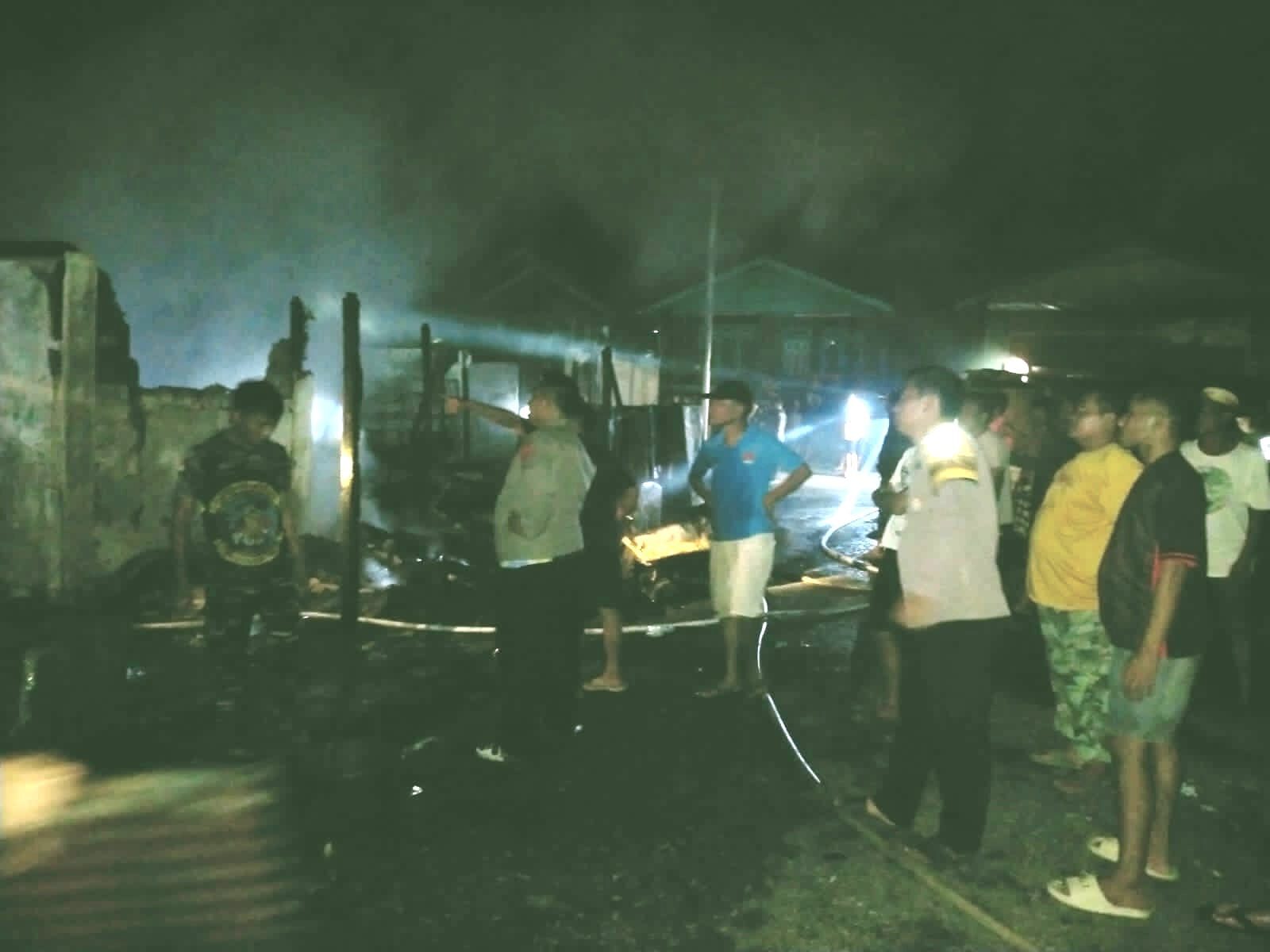 Kondisi rumah yang terbakar di Kampung Tanjung Batu, Pulau Derawan, Senin (9/6/2025).
