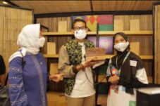 Olah Limbah Kayu Kelapa Jadi Kerajinan Unik