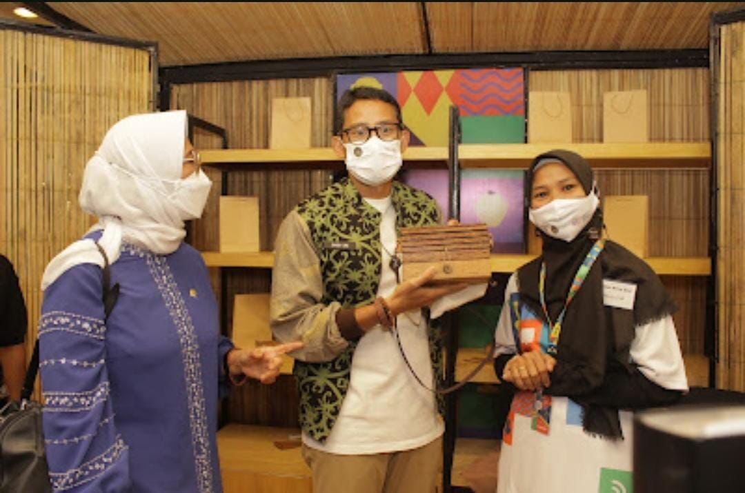 Beberapa produk Khula Craft saat mengikuti pameran di Balikpapan yang dipegang oleh Sandiaga Uno dan Anggota DPR, Hetifah Sjaifudian.