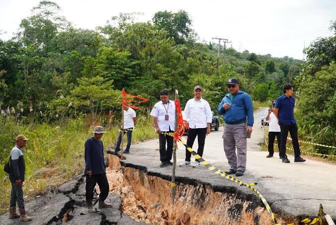 Kerusakan di salah satu titik jalan pada poros Berau-Bulungan yang mendapat kunjungan dari Wakil Bupati Berau, Gamalis, belum lama ini.