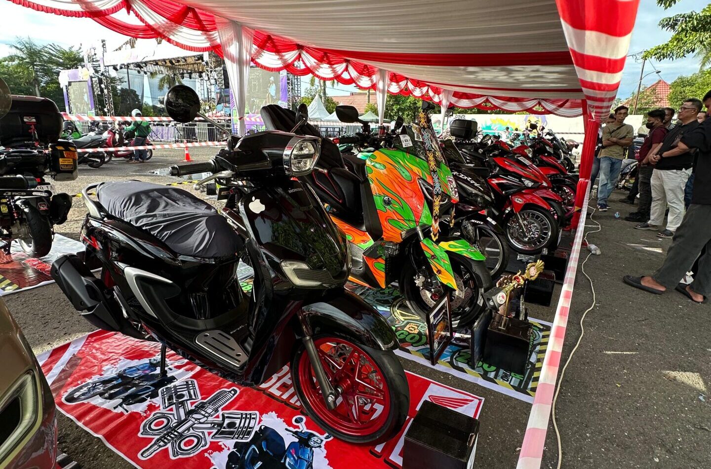 Para pengunjung sedang menikmati jejeran motor modifikasi yang dipajang di gelaran Berau Youthphoria 2025 di GOR Pemuda Tanjung Redeb, Sabtu (14/6/2025). (Adji/BT)