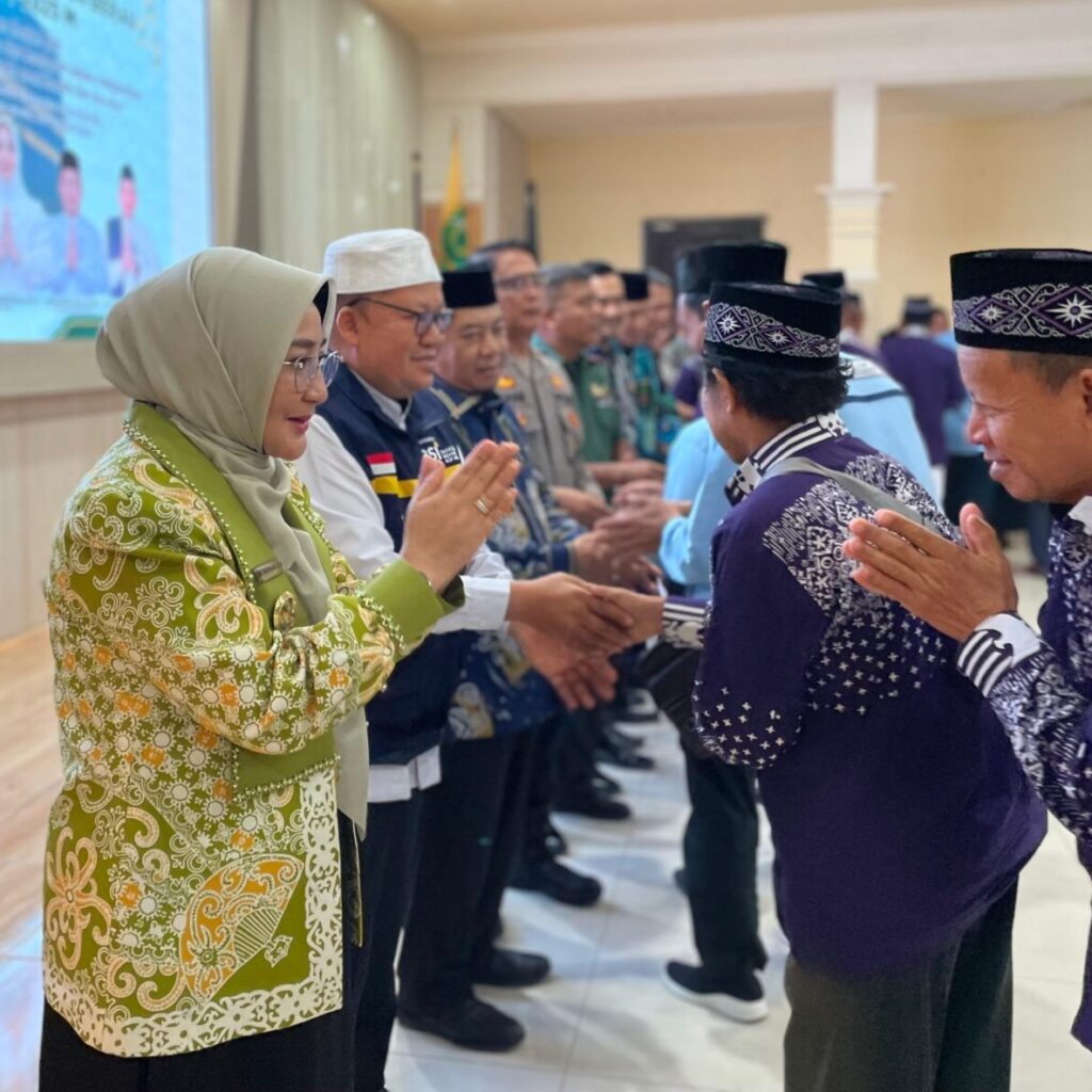 Bupati Berau, Sri Juniarsih, saat melepas keberangkatan jemaah haji asal Berau di Pendopo Rumah Jabatan Bupati Berau, awal Mei lalu. (Sulaiman/BT)