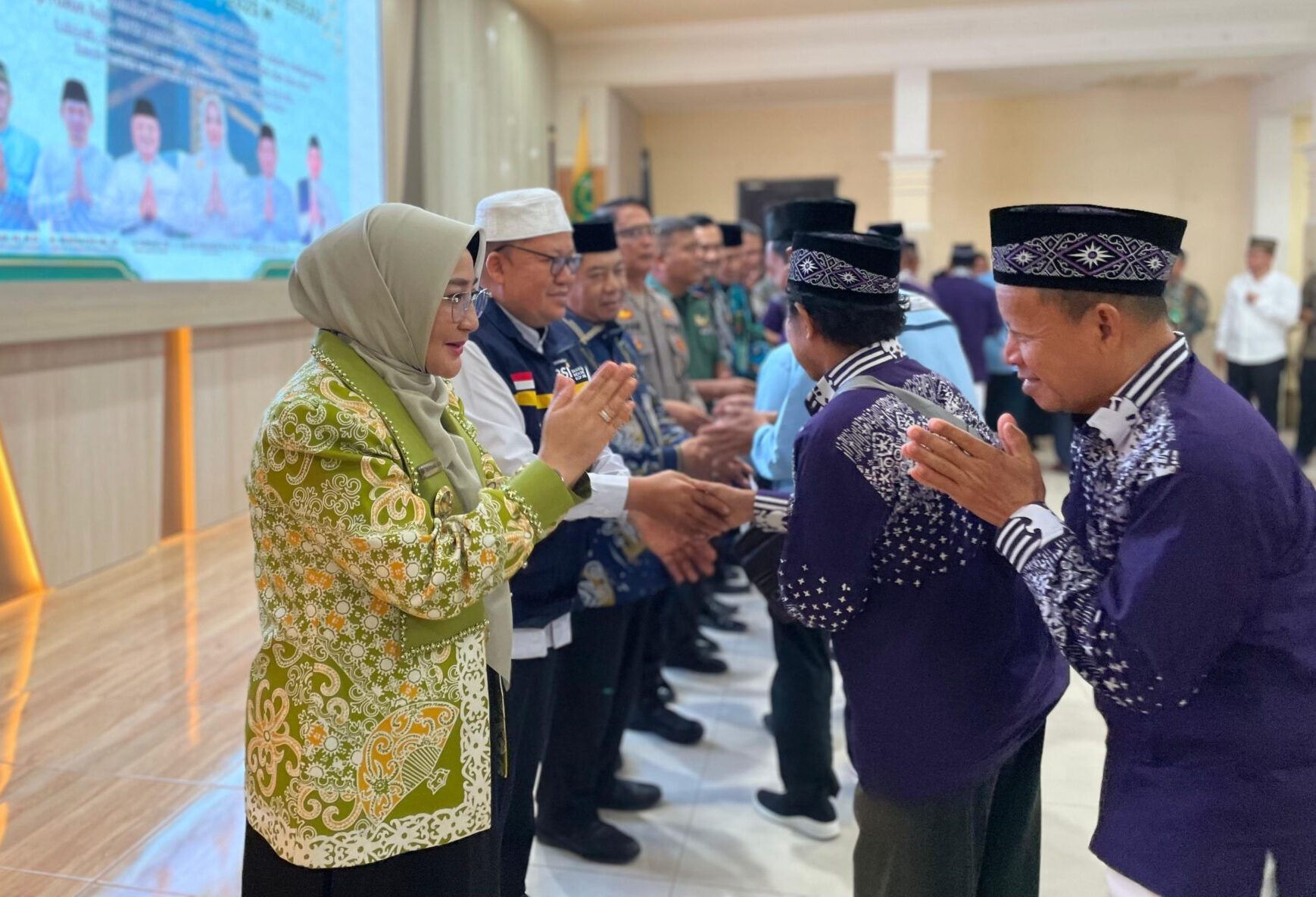 Bupati Berau, Sri Juniarsih, saat melepas keberangkatan jemaah haji asal Berau di Pendopo Rumah Jabatan Bupati Berau, awal Mei lalu. (Sulaiman/BT)