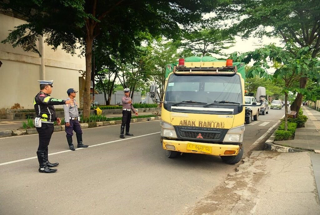 Personel Satlantas Polres Berau bersama petugas Dinas Perhubungan saat menyosialisasikan aturan ODOL kepada para sopir truk.